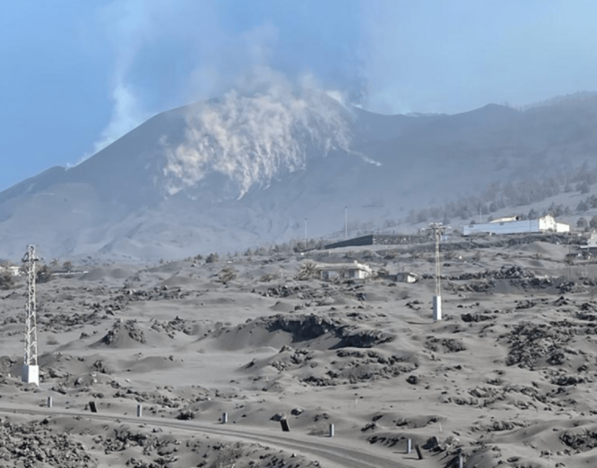 Imagen del volcán / @BomberosLPA